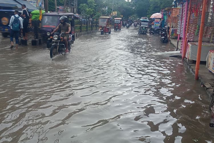 Bihar Flood: छपरा में डीएम-एसपी ऑफिस में भी घुसा बाढ़ का पानी, सरयू के रौद्र रूप से पूरा शहर हुआ तबाह