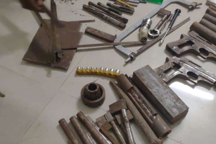 बिहार में चोरी-छिपे बन रहा था मौत बांटने वाला सामान, जमुई में एक और मिनी गन फैक्ट्री का हुआ खुलासा