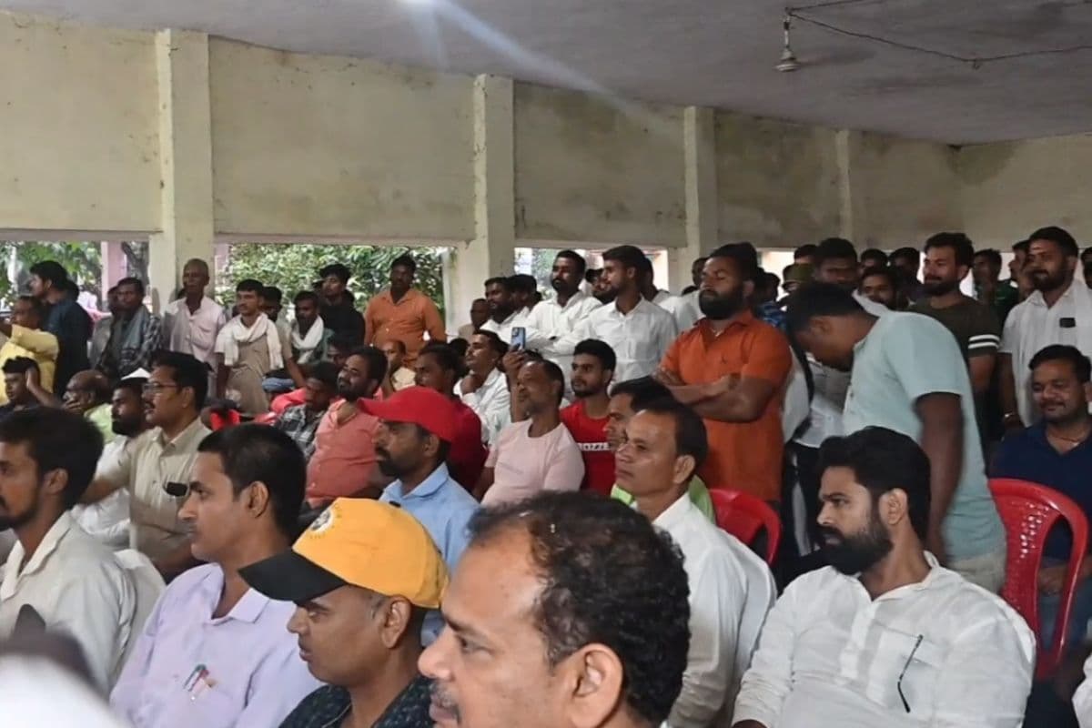 Election Express: चकाई के इन मुद्दों पर जनता के गरम दिखे तेवर, चौपाल में नेताओं को खुलकर घेरा...