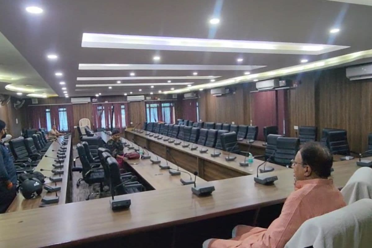 Video: बिहार BJP के पूर्व अध्यक्ष मीटिंग में अकेले बैठे रहे, नहीं आए अधिकारी तो चले गए संजय जायसवाल