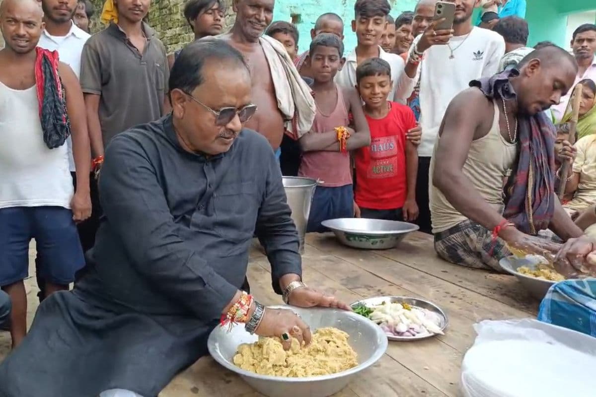 Video: बाढ़ पीड़ितों के साथ सत्तू गूंथकर खाने लगे जदयू विधायक, अलग अंदाज में दिखे गोपाल मंडल