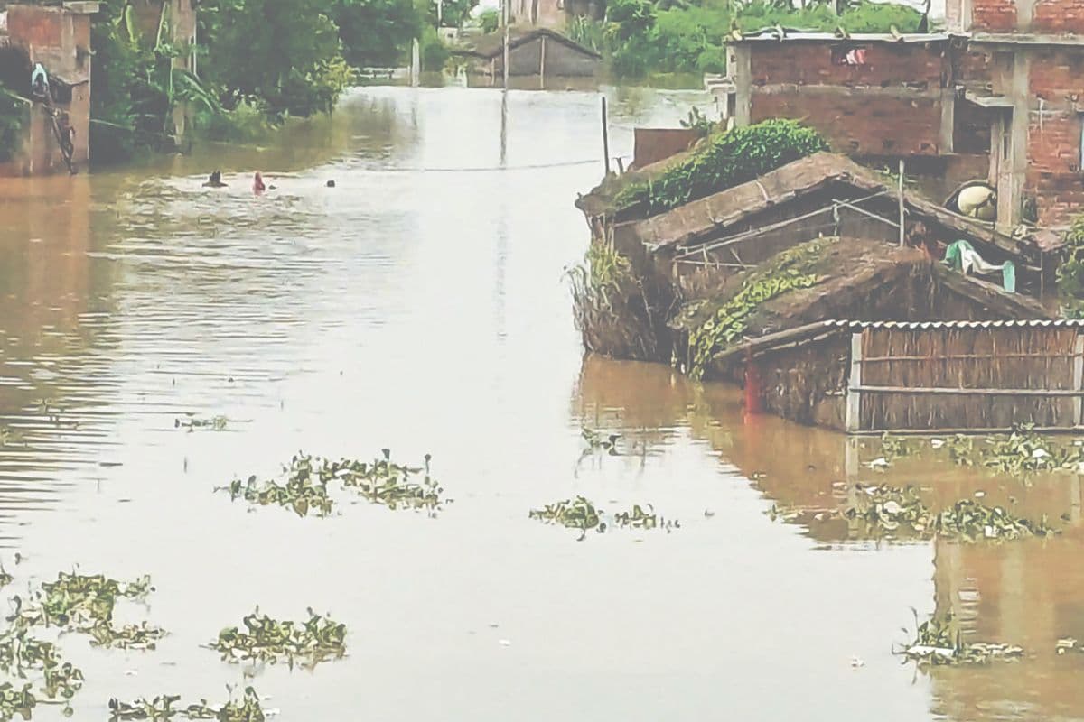 Photos: बिहार में बाढ़ की तबाही का मंजर देखिए, बक्सर से मुंगेर तक सड़क पर बह रही गंगा