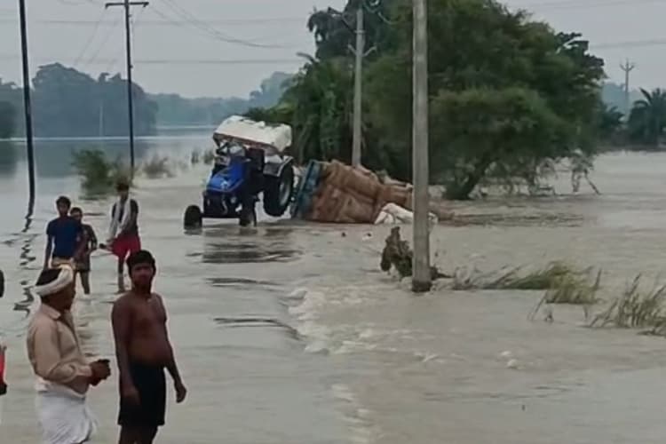 Bihar Flood: भागलपुर में सड़क पर बह रही गंगा, ट्रैक्टर पलटा तो तेज धार में बह गया ड्राइवर