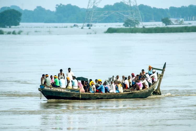 Bihar Flood: गंगा का पानी घटा पर खतरा बरकरार, कोसी और गंडक भी बौराई तो ऐसे मचा हाहाकार...