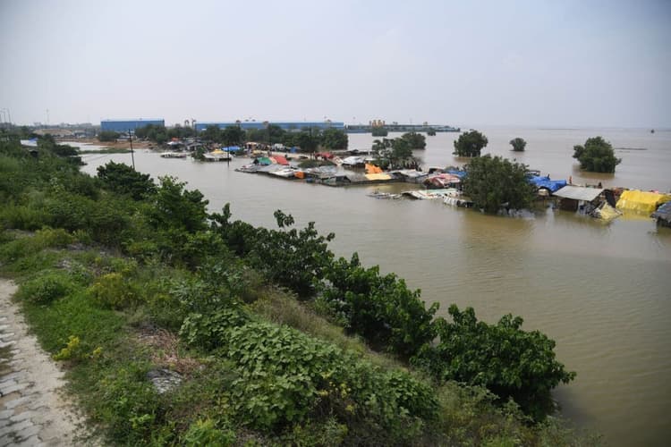 Photos: टापू बन गए पटना में दियारा इलाके की कई पंचायतें, घर और खेत में भी 4 फुट तक बह रहा पानी