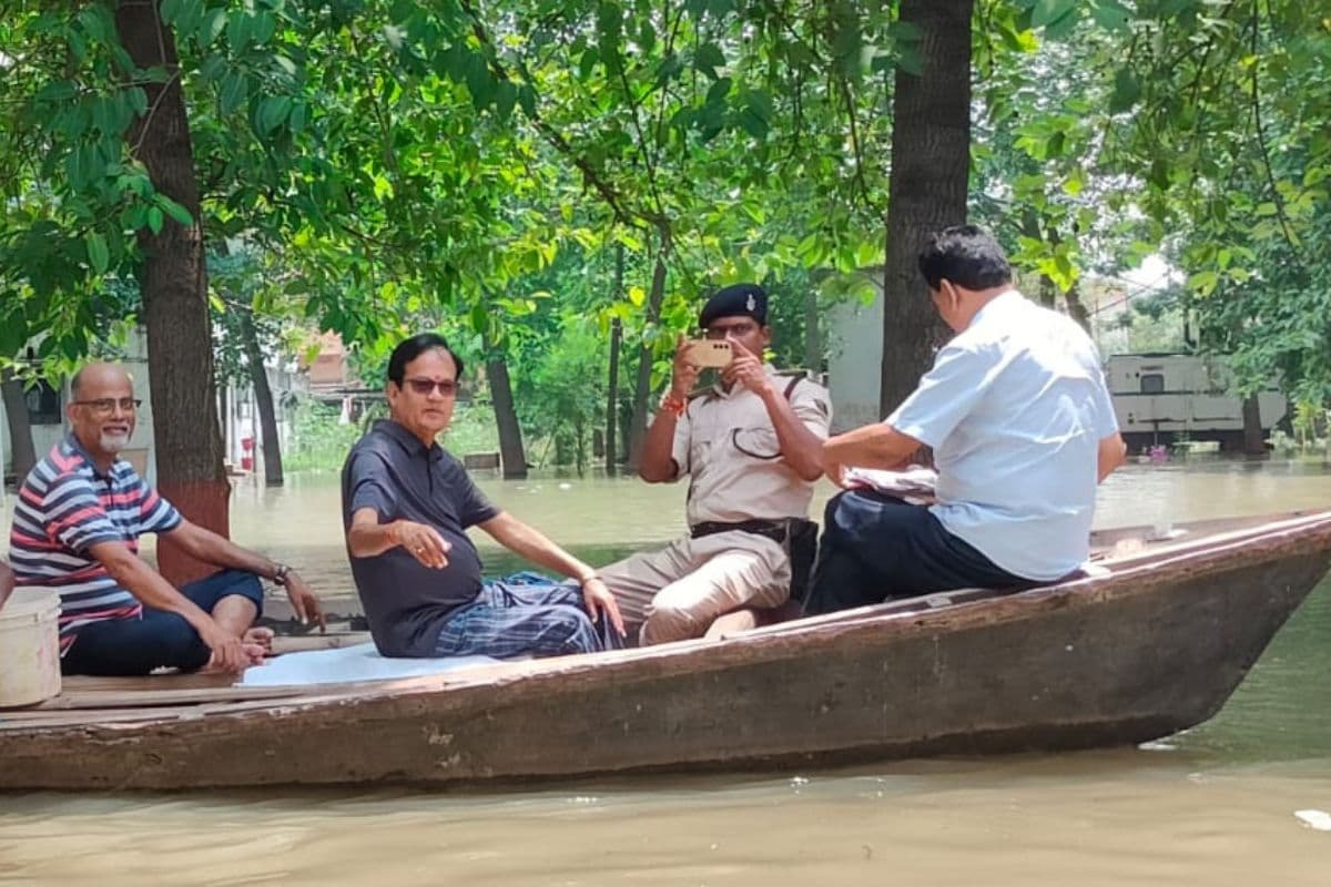Video: भागलपुर में नाव से ऑफिस जाने लगे VC और रजिस्ट्रार, यूनिवर्सिटी में भी घुसा गंगा का पानी