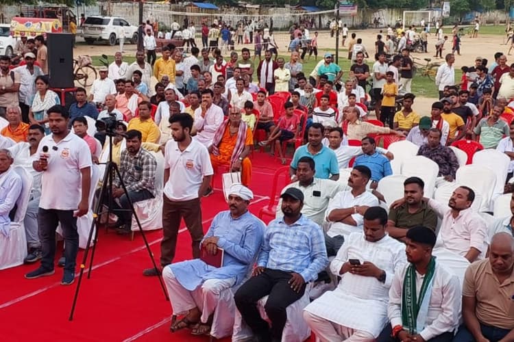 Election Express: लखीसराय में बालू उठाव के कारण मौत से लोग तबाह? चौपाल में जनता ने घेरा, नेताओं में हुई तीखी बहस