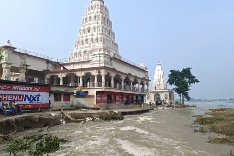 Video: भागलपुर के फेमस दुर्गा मंदिर को छूकर रौद्र रूप में बह रही गंगा, लोग कह रहे- मां को बचा लिजिए