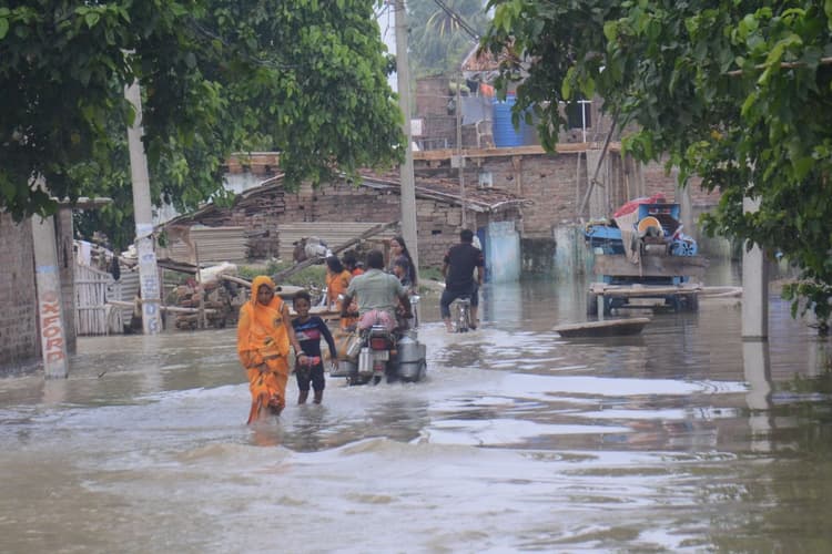 Photos: भागलपुर में गंगा का विकराल रूप 7 तस्वीरों में देखिए, नदी में गिर रहे घर और शहर में चल रही नाव