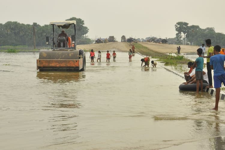 Photos: मुंगेर-मिर्जाचौकी फोरलेन पर बहने लगा बाढ़ का पानी, भागलपुर में उफनाई गंगा से बढ़ा खतरा
