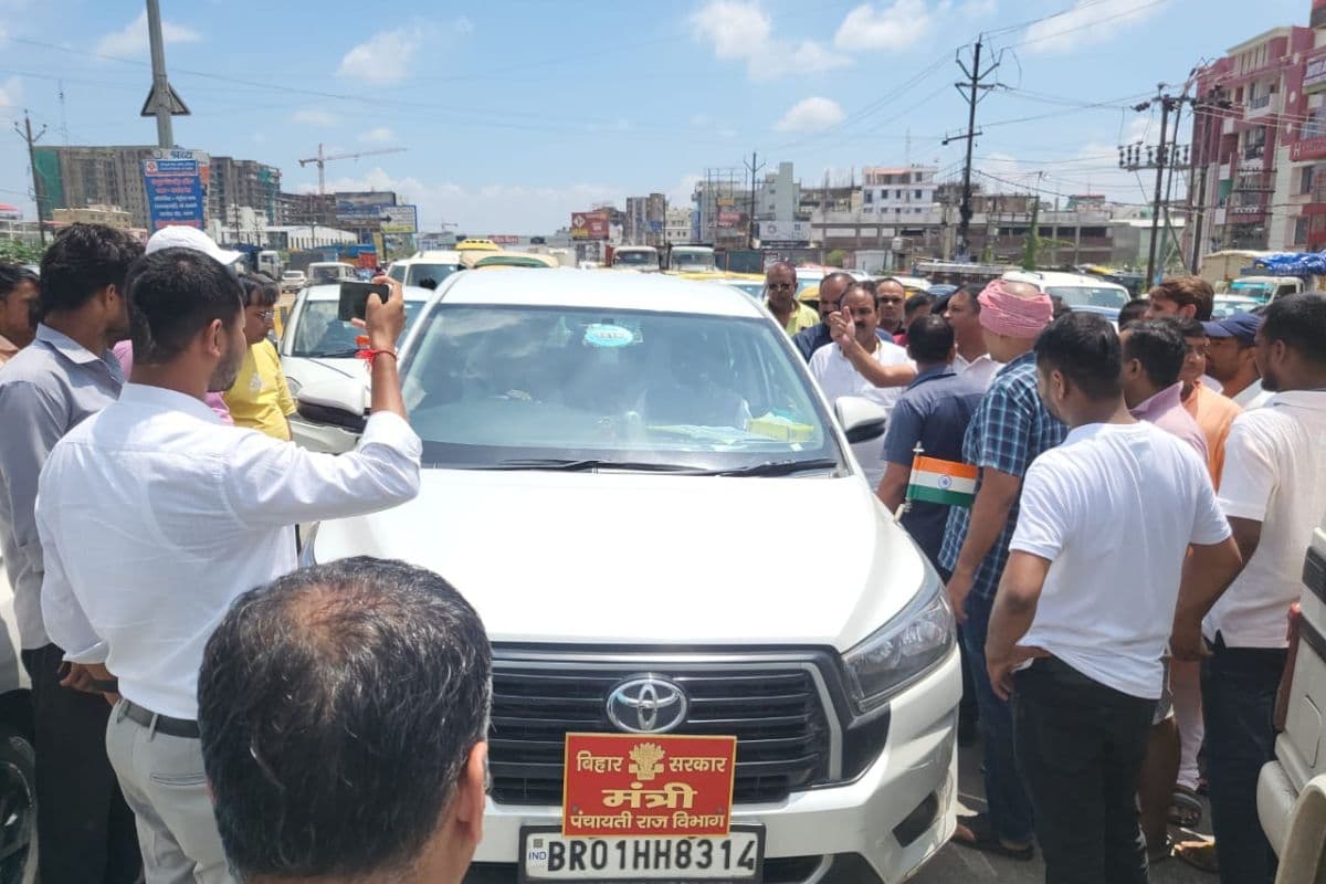 Patna News: दानापुर में जलजमाव से त्रस्त लोगों ने किया सड़क जाम, मंत्री के काफिले को भी घेरा