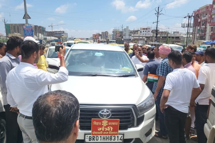 Patna News: दानापुर में जलजमाव से त्रस्त लोगों ने किया सड़क जाम, मंत्री के काफिले को भी घेरा