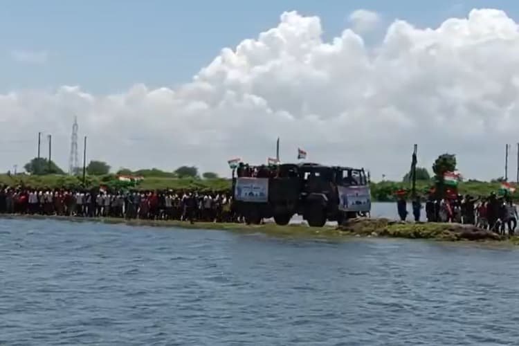 Video: बाढ़ के पानी से घिरा गांव पहुंचा शहीद का पार्थिव शरीर, बिहार में ऐसे दी गयी अंतिम विदाई...