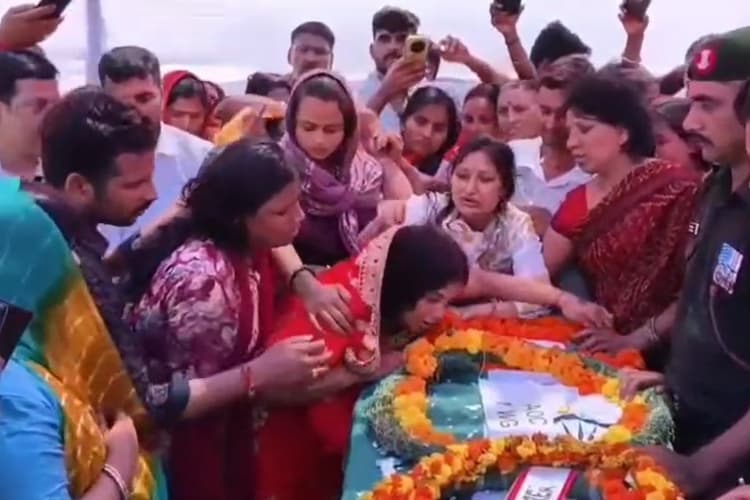 Bihar Video: ताबूत से लिपटकर रोई पत्नी, हाथों में तिरंगा लेकर शहीद को ऐसे दी अंतिम विदाई
