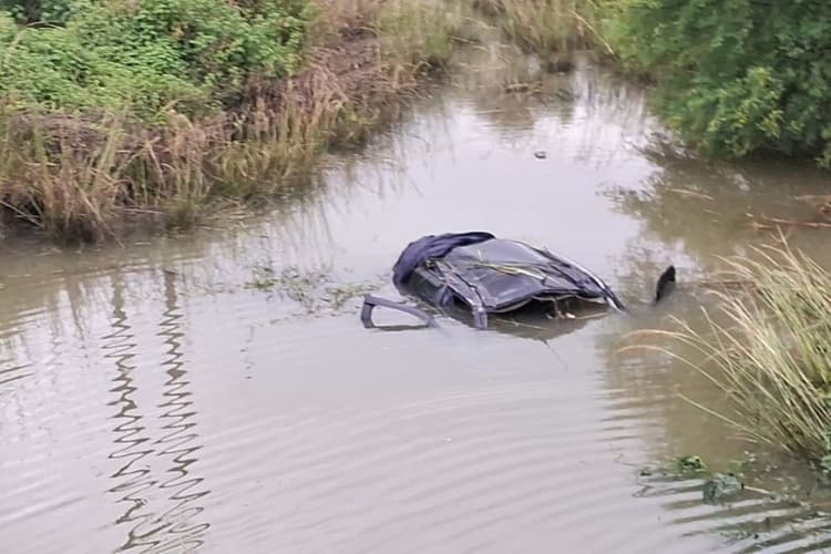 Bihar News: नालंदा में पानी भरे गहरे गड्ढे में गिरी अनियंत्रित कार, दम घुटने से तीन दोस्तों की मौत