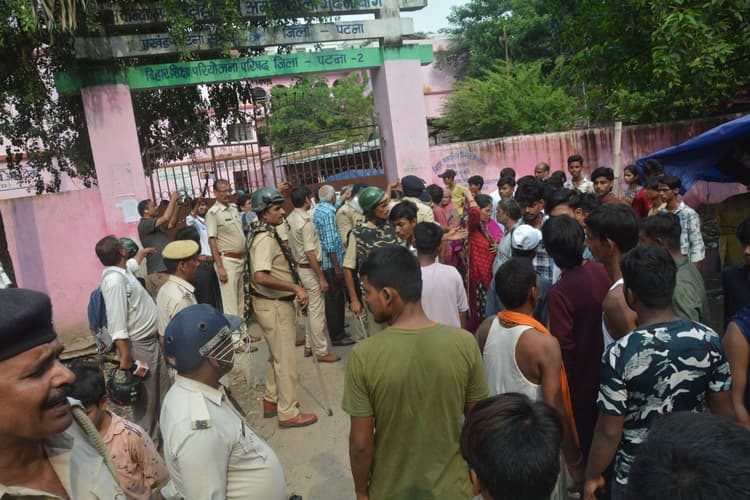 पटना के स्कूल में आग से जलकर बच्ची की मौत पर बवाल, बाथरूम में मिले सबूतों से खुलेंगे राज