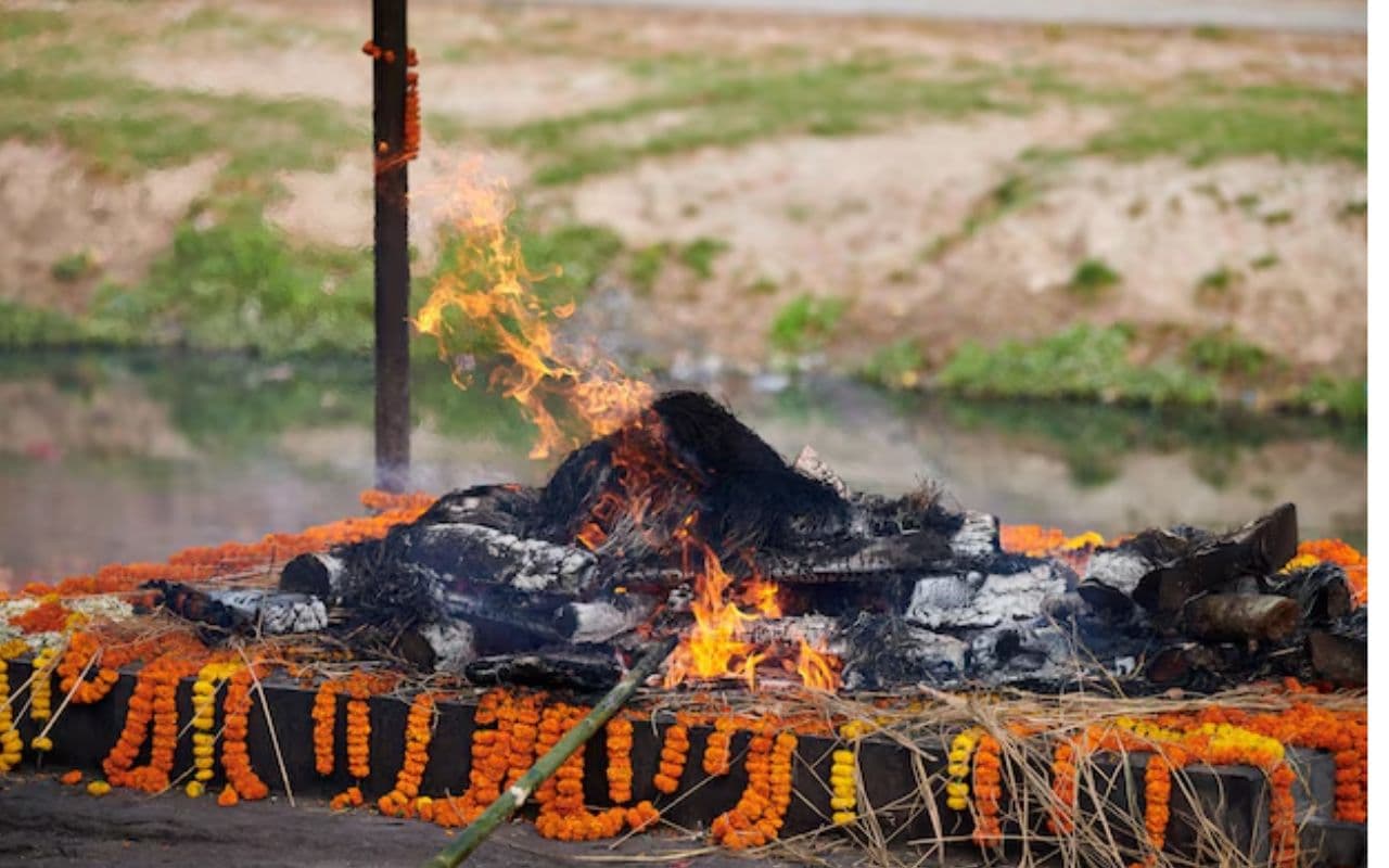 Cremation, Hindu Funeral: शव यात्रा में क्यों बोला जाता है ‘राम नाम सत्य है’, जानें इसका गहरा रहस्य
