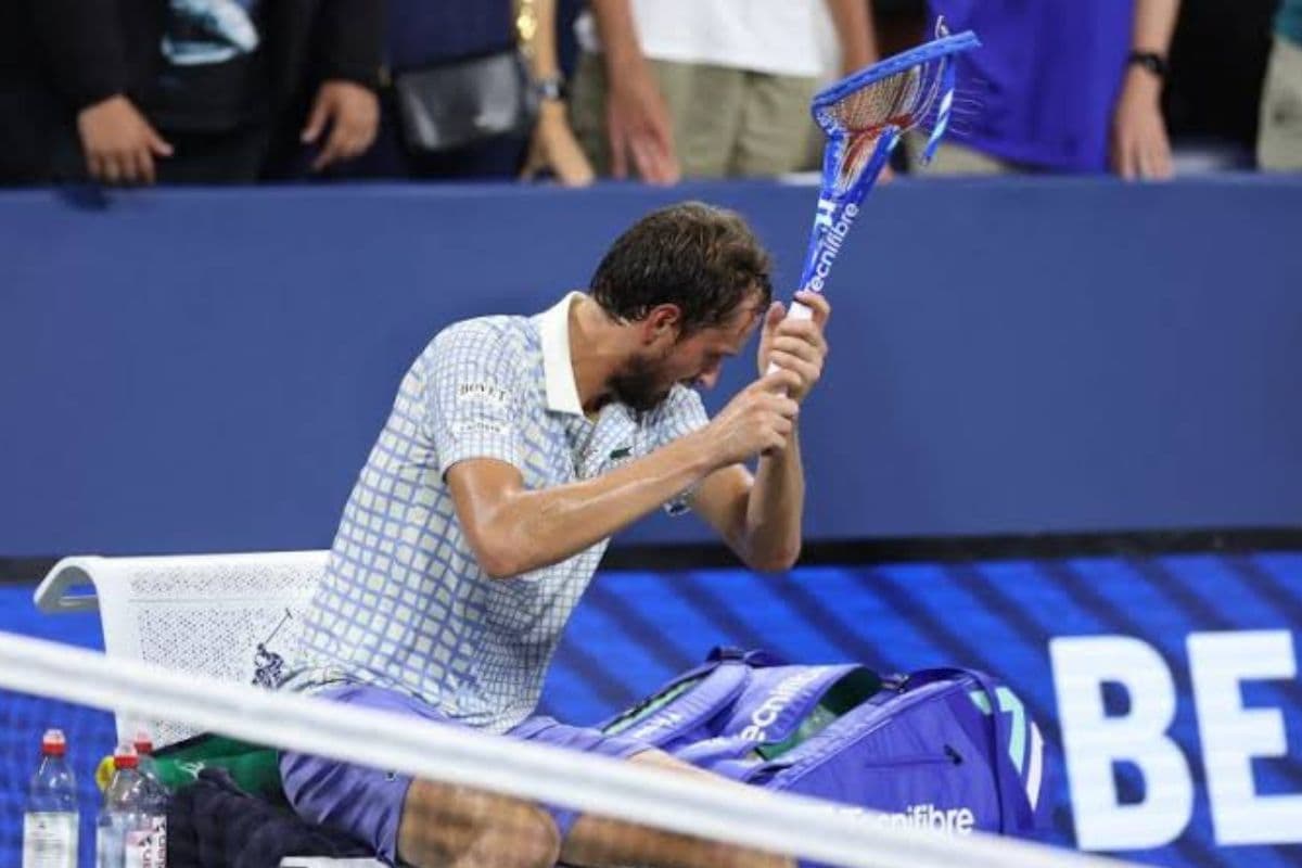 US Open: दानिल मेदवेदेव पर भारी जुर्माना, फोटोग्राफर विवाद और रैकेट तोड़ने पर सजा