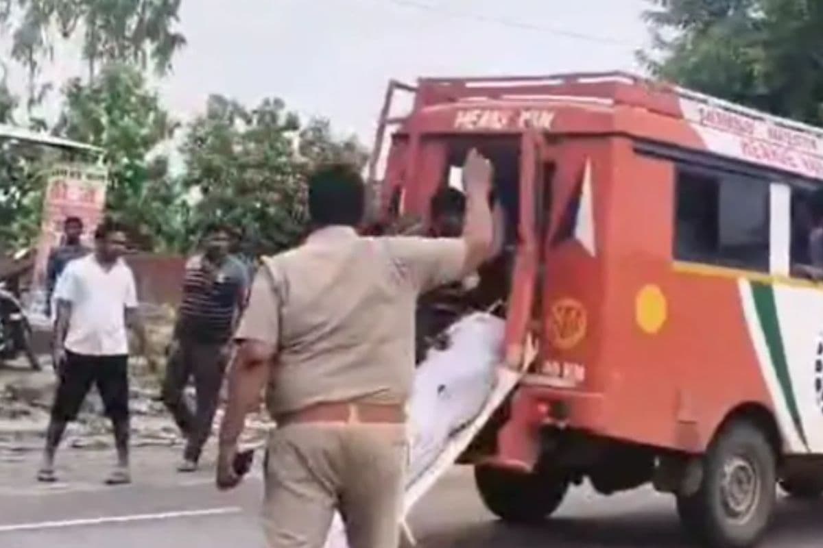 Watch Video : चलती एंबुलेंस से शव को गिराया, वीडियो देखकर लोग गुस्से में