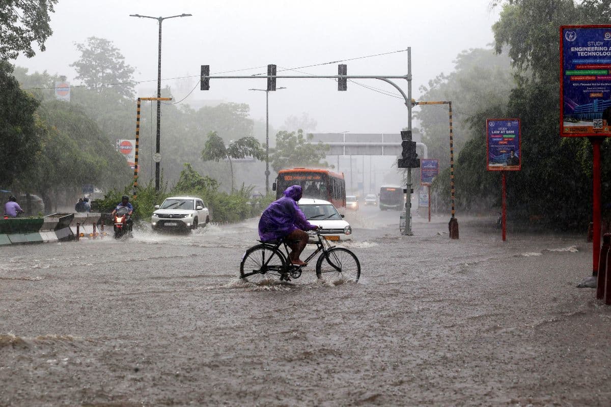 गर्मी से राहत, लेकिन सड़कों पर आफत... दिल्ली NCR में बारिश से जलभराव की समस्या