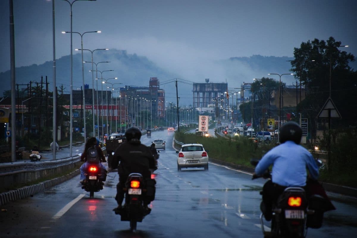 Dhanbad Weather: दिन में उमस और शाम में झमाझम बारिश से बदला मौसम का मिजाज, जलजमाव से बढ़ी परेशानी