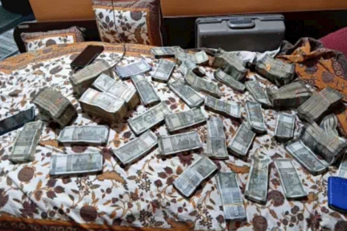 पटना में सुपरिटेंडेंट इंजीनियर के घर से मिला 55 लाख रुपए कैश, EOU के छापेमारी से मचा हड़कंप 