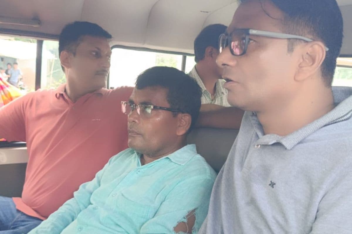 Bihar Bhumi: टिफिन बॉक्स में किसान से 20000 घूस लेते धराये राजस्व कर्मचारी, औरंगाबाद में निगरानी विभाग की बड़ी कार्रवाई