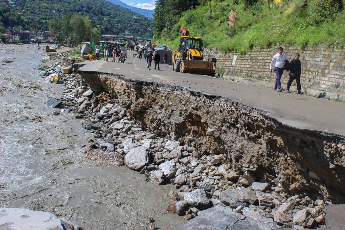 Flood Alert: हिमाचल में बाढ़ से तबाही, सरकारी इमारतें और पुल बहे, तस्वीरों में देखिए बर्बादी का मंजर