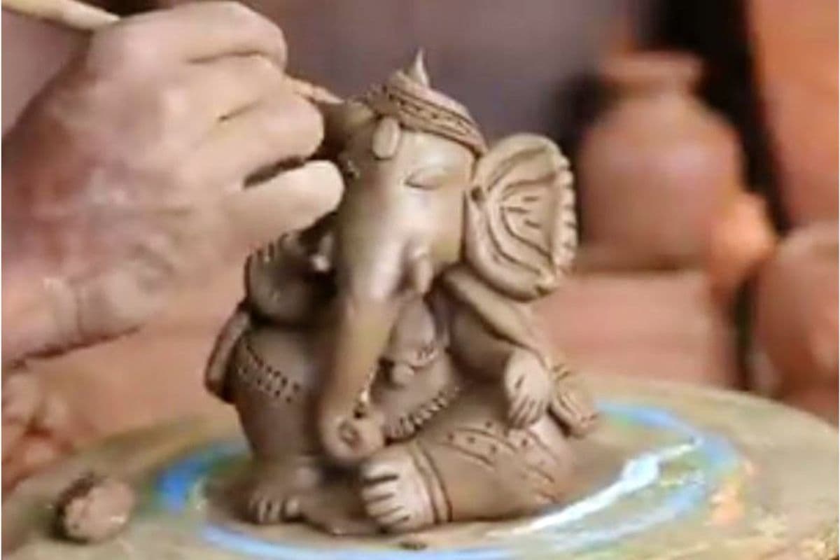 Ganesh Chaturthi 2025: घर पर ऐसे बनाएं इको-फ्रेंडली मिट्टी के गणेश जी Ganesh Chaturthi 2025: घर पर ऐसे बनाएं इको-फ्रेंडली मिट्टी के गणेश जी