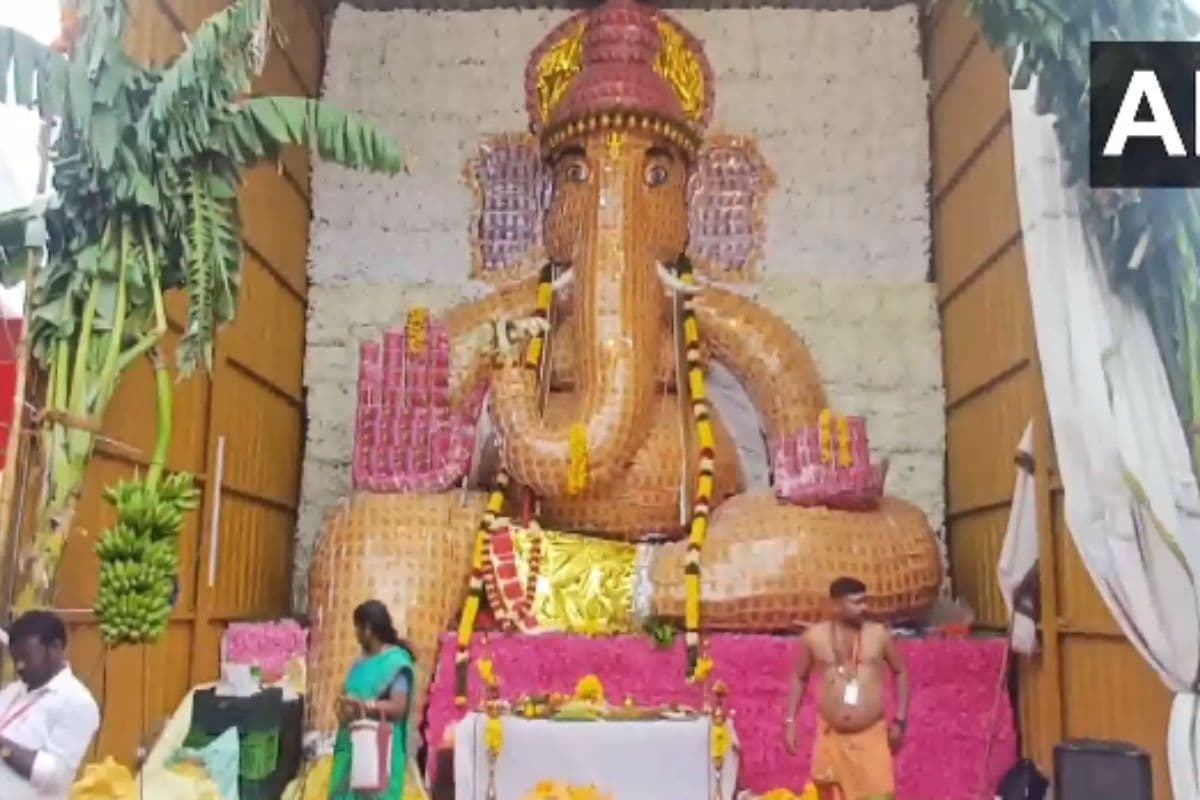 Watch Video: गणेश जी की अद्भुत मूर्ति, 7500 धार्मिक किताबों से बनाई गई प्रतिमा