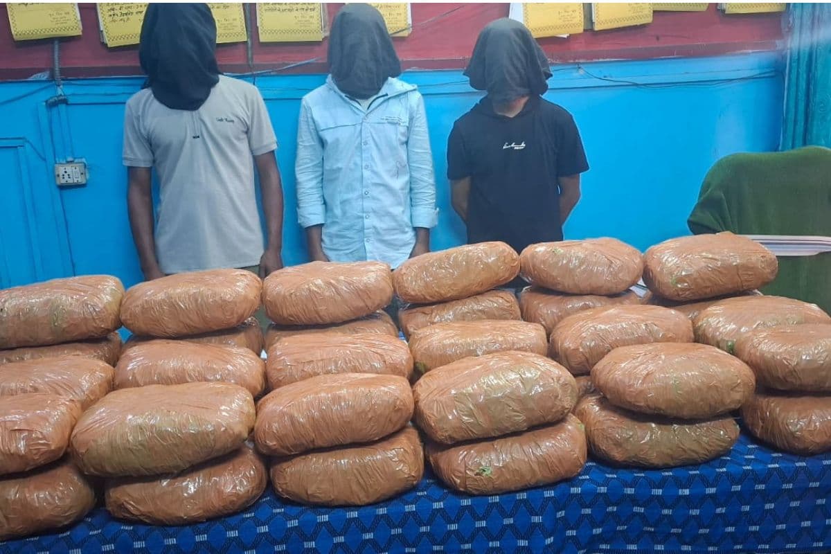 धनबाद में गांजा तस्करी के अंतरराज्यीय नेटवर्क का भंडाफोड़, राजधानी एक्सप्रेस से 42 किलो गांजा जब्त, 3 तस्कर गिरफ्तार