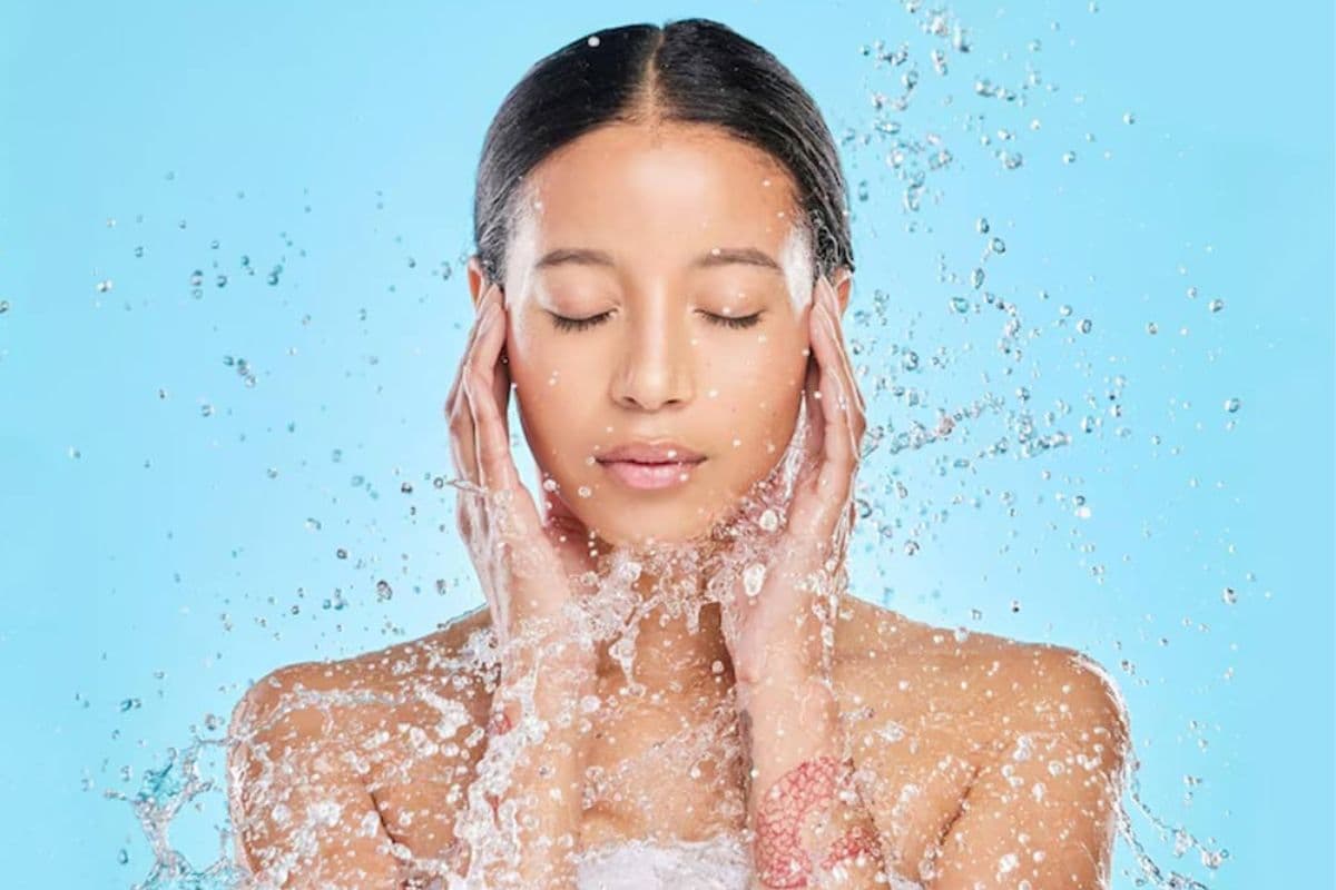 Glowing Skin Tips: अगर आपको भी चाहिए ग्लोइंग स्किन तो ट्राय करे ठंडे पानी का ये खूबसूरत हैक