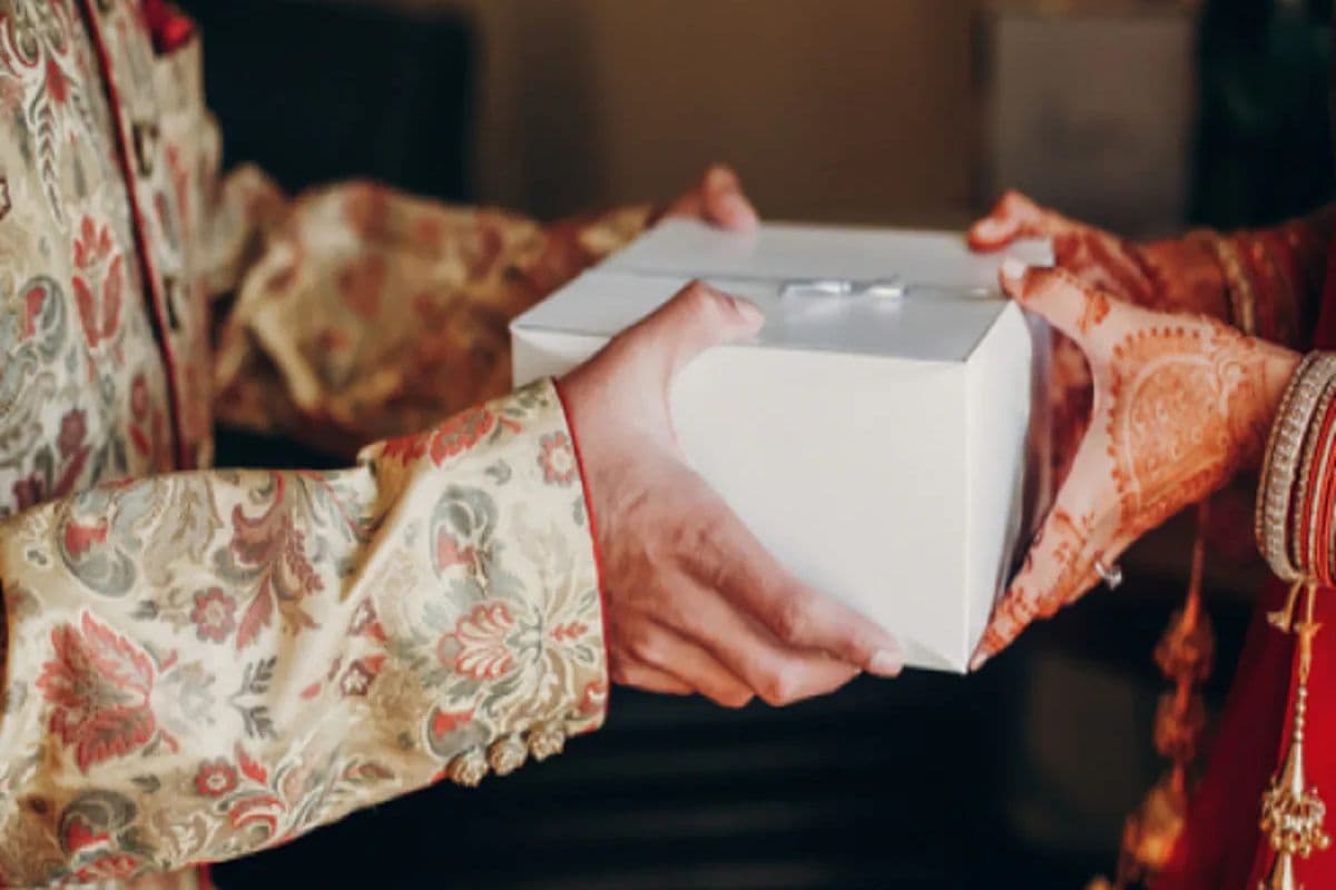 Haritalika Teej Gift For Wife: चांद की तरह चमक उठेगा पत्नी का चेहरा, इस तीज दीजिए ये 5 तोहफें 