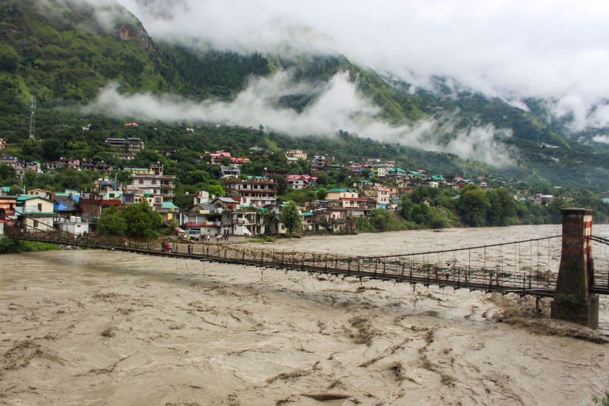 Heavy Rain Alert: भारी बारिश से कोहराम, बाढ़ ने मचाई तबाही, हिमाचल में बही दुकानें-ढह गई इमारतें, Video