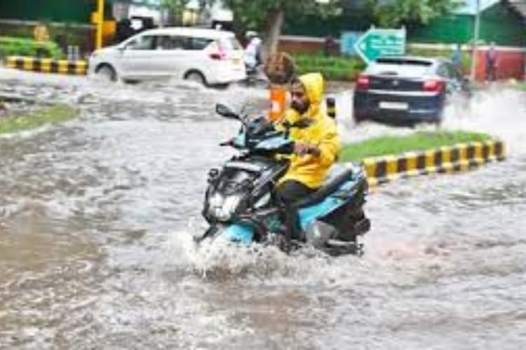 राजधानी में बाढ़ की आहट, मयूर विहार में लोगों के लिए राहत तंबू लगाए गए