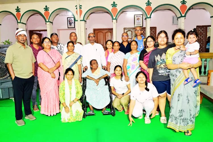 शिबू सोरेन के अस्थि विसर्जन के बाद रांची रवाना हुए सीएम हेमंत सोरेन, 14वें दिन चेहरे पर दिखी मुस्कान