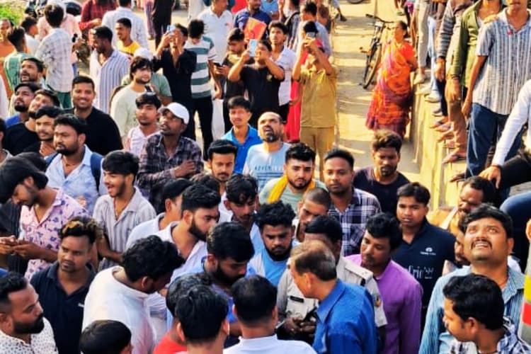 प्रेमी ने धोखा दिया, तो जमशेदपुर में हाई टेंशन बिजली टावर पर चढ़ गयी रांची की युवती