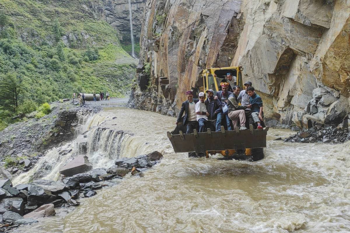 Watch Video : हिमाचल के मलाणा पावर प्रोजेक्ट का डरावना वीडियो आया, नदी में बह गई गाड़ियां