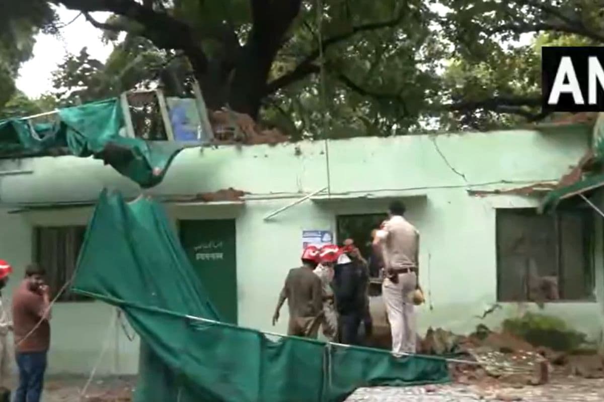 दिल्ली के हुमायूं मकबरे में बड़ा हादसा, गुंबद का एक हिस्सा ढहा, 5 की मौत, कई घायल