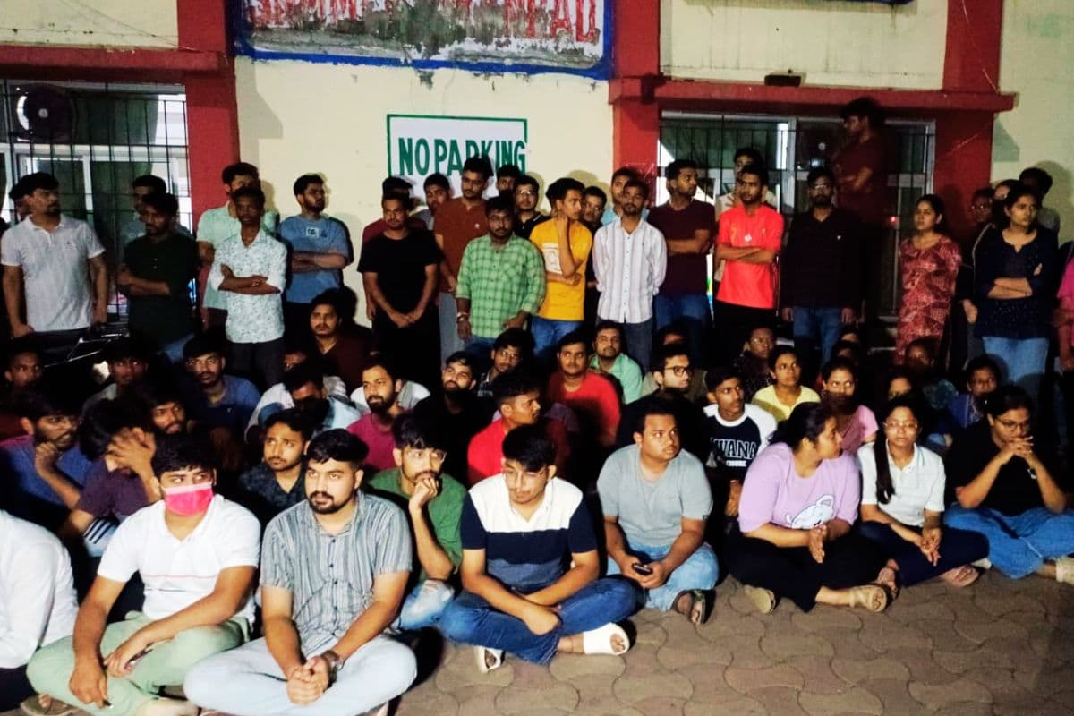 धनबाद के मेडिकल कॉलेज में हंगामा, मारपीट के बाद सभी डॉक्टर हड़ताल पर, आपातकालीन सेवाएं ठप