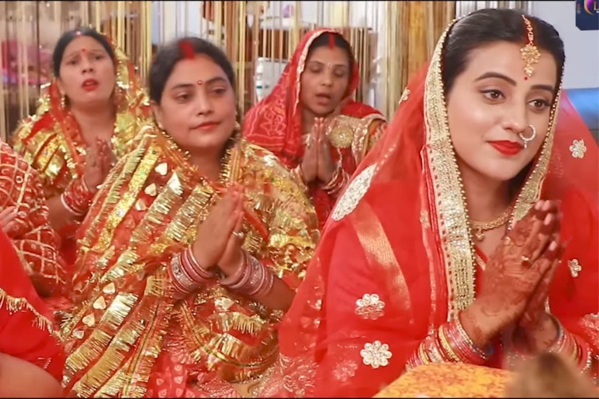 Bhojpuri Teej Song: ‘तीज के बरतिया’ ने हरतालिका तीज पर मचाया धमाल, अक्षरा सिंह और रिनी चंद्रा की आवाज ने महिलाओं को किया मंत्रमुग्ध