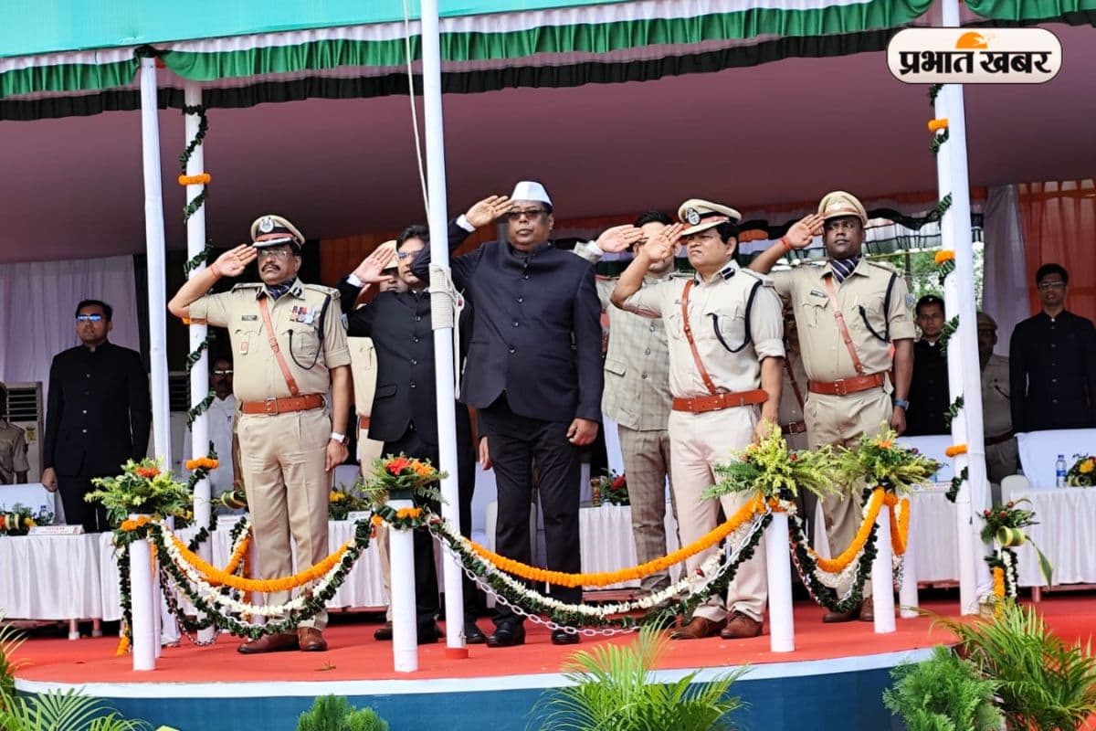 दुमका पुलिस लाइन में आयुक्त लालचंद डाडेल ने किया झंडोत्तोलन, कहा- झारखंड में विकास और आत्मनिर्भरता की राह तेज