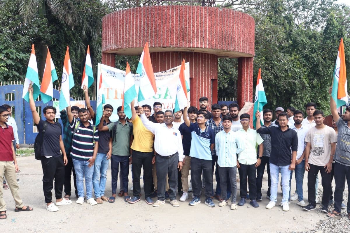 Independence Day 2025: IIIT रांची की तिरंगा यात्रा ने जीता दिल, ऐसे दिया देशभक्ति का संदेश