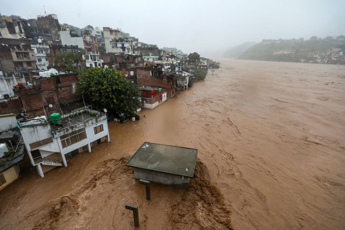 Jammu Kashmir Landslide: भारी बारिश के बाद लैंडस्लाइड, डोडा में बादल फटा, 5 लोगों की मौत, 18 ट्रेनें रद्द