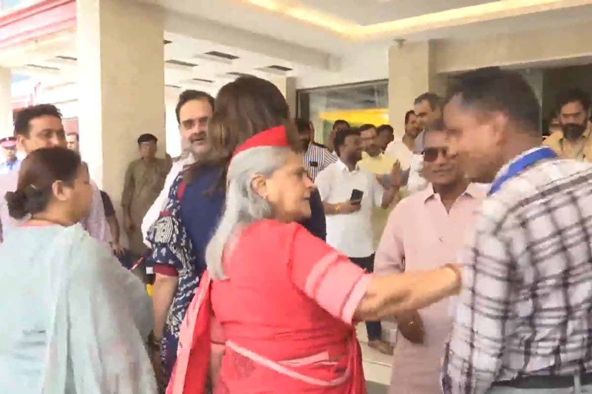 Jaya Bachchan Angry Video: जया बच्चन को आया गुस्सा; सेल्फी ले रहे शख्स को मारा धक्का, लगाई डांट