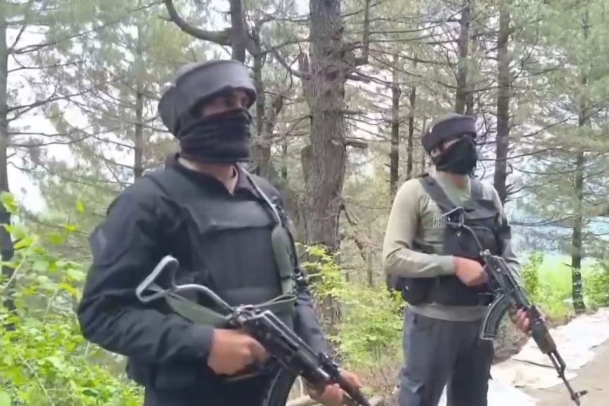 Kulgam Encounter: जम्मू-कश्मीर के कुलगाम में सुरक्षाबलों ने दो आतंकवादियों को मार गिराया, अभियान जारी