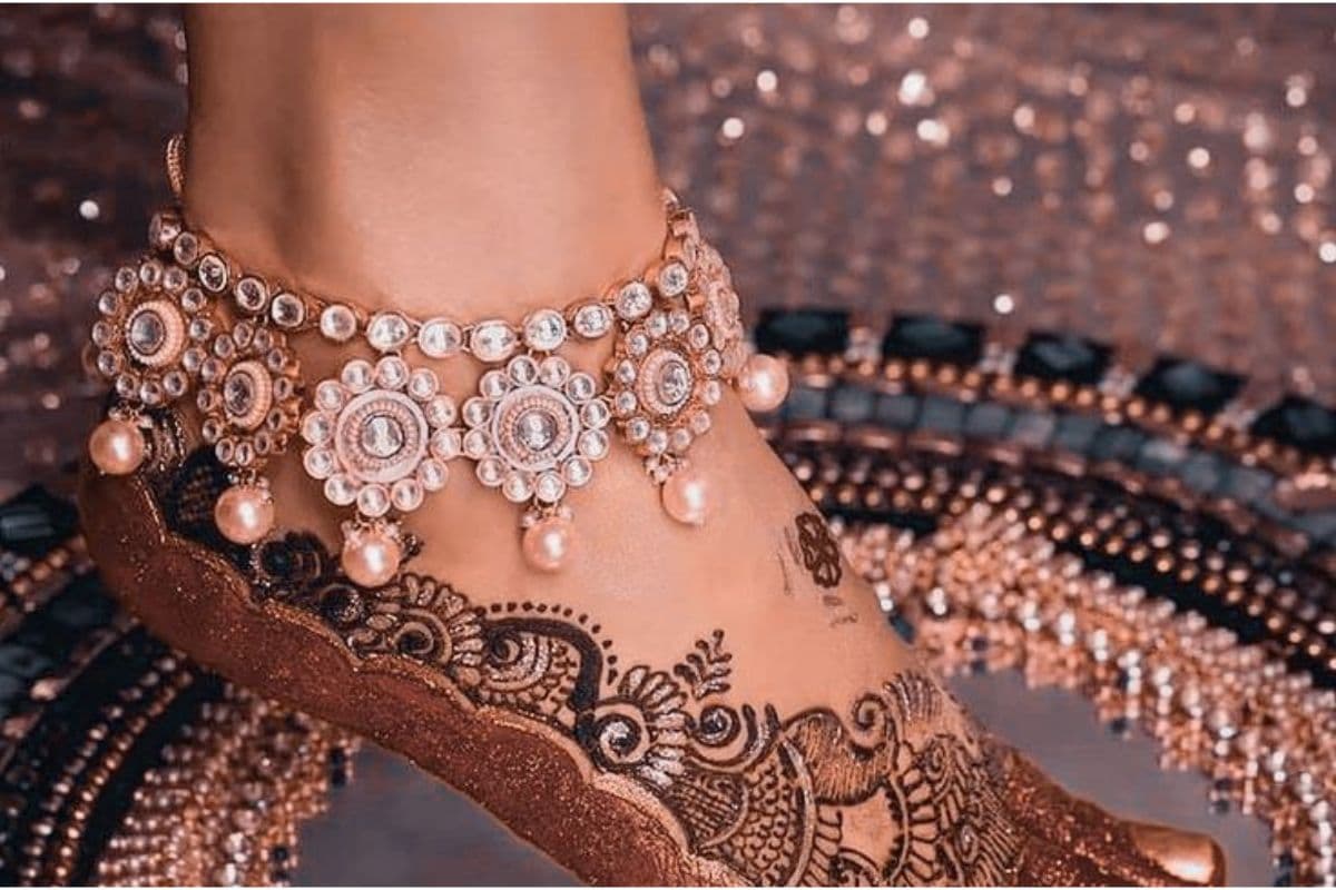 स्टोन और कुंदन वर्क वाली पायल