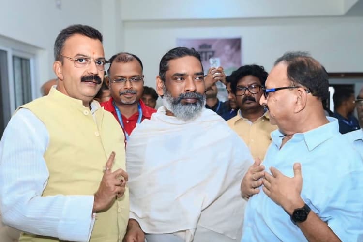 झारखंड में निकले गुरुजी की अस्थि कलशयात्रा, नेमरा में सीएम हेमंत सोरेन से कांग्रेस नेता मणि शंकर ने किया आग्रह