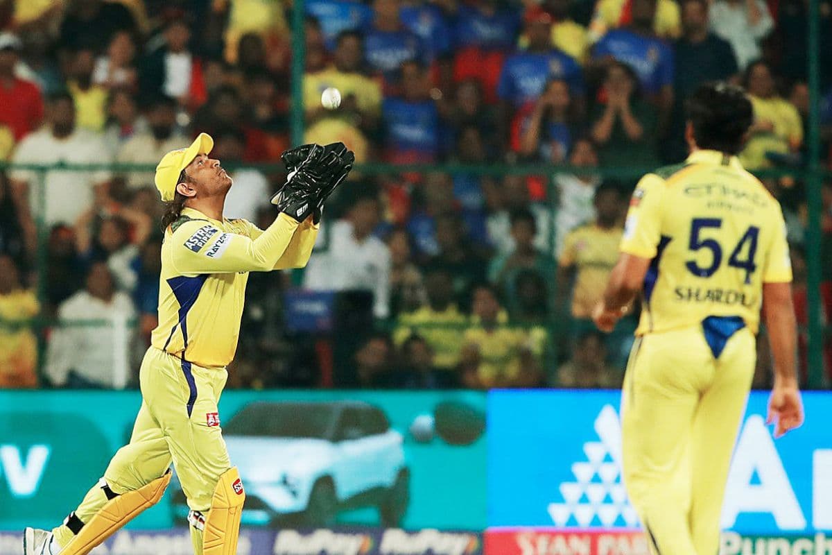 MS Dhoni Taking Catch in IPL Against Bengluru MS Dhoni Taking Catch in IPL Against Bengluru