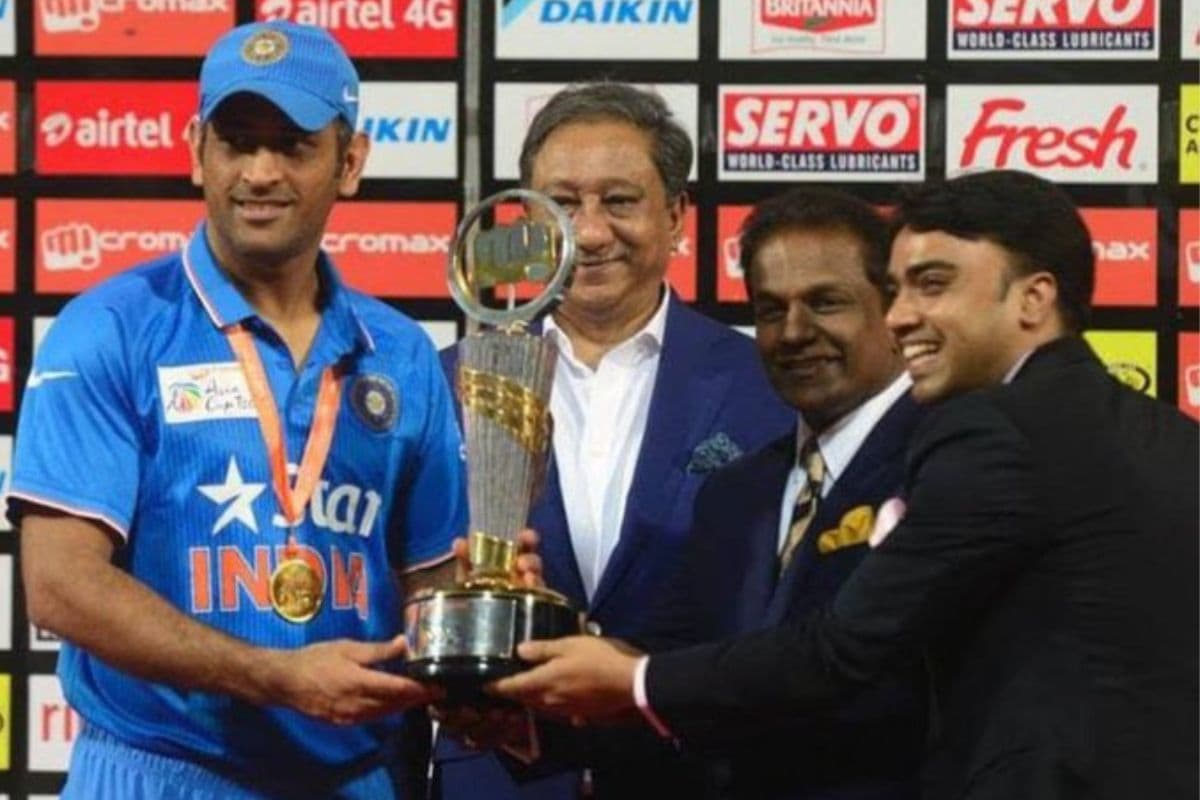 Ms Dhoni With 2016 Asia Cup t20 Trophy
